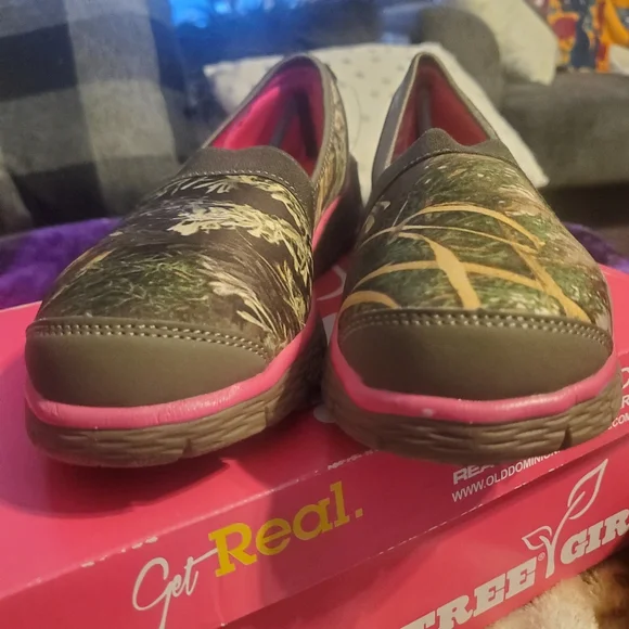 RealTree Girl Camouflage and Pink Women's Size 7 Slip On Shoes - Picture 3 of 7
